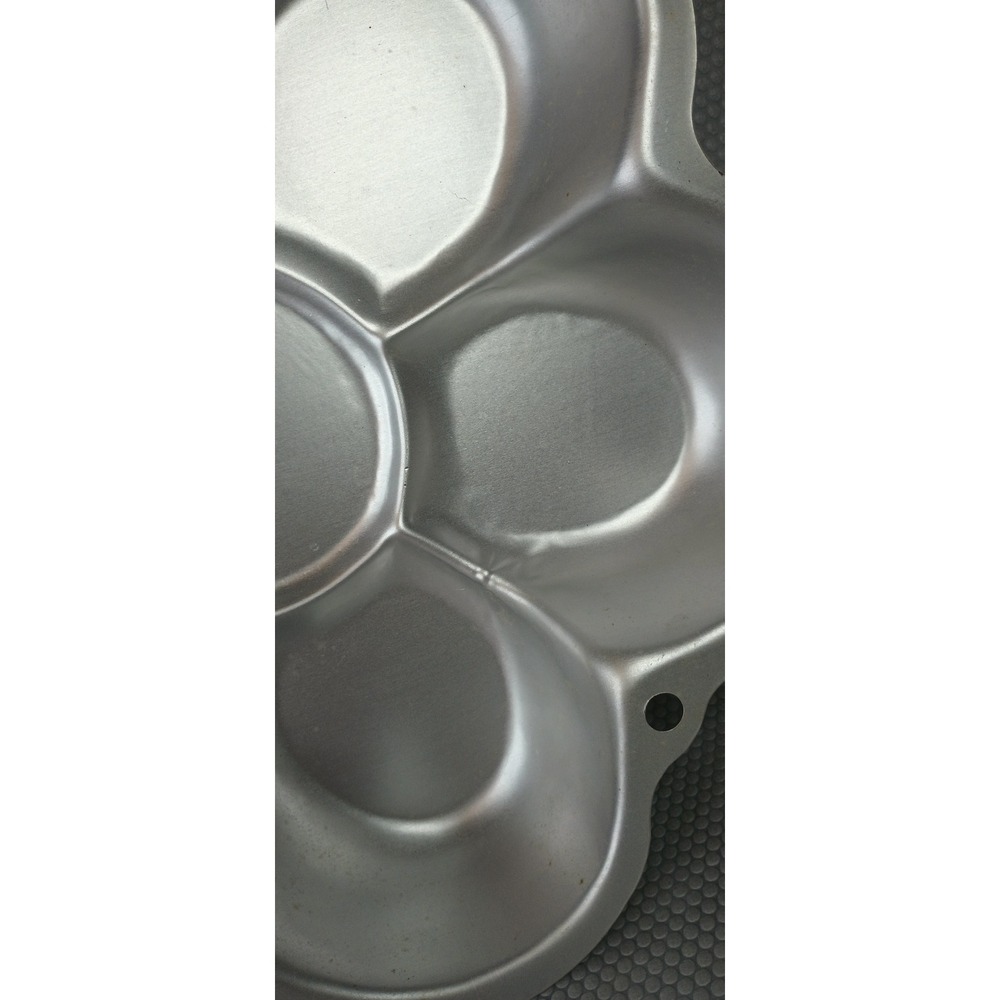 Wilton Dancing Daisy Flower Pan Aluminum Cake Mold 2105-1018 Silver 12 inch - Picture 4 of 7